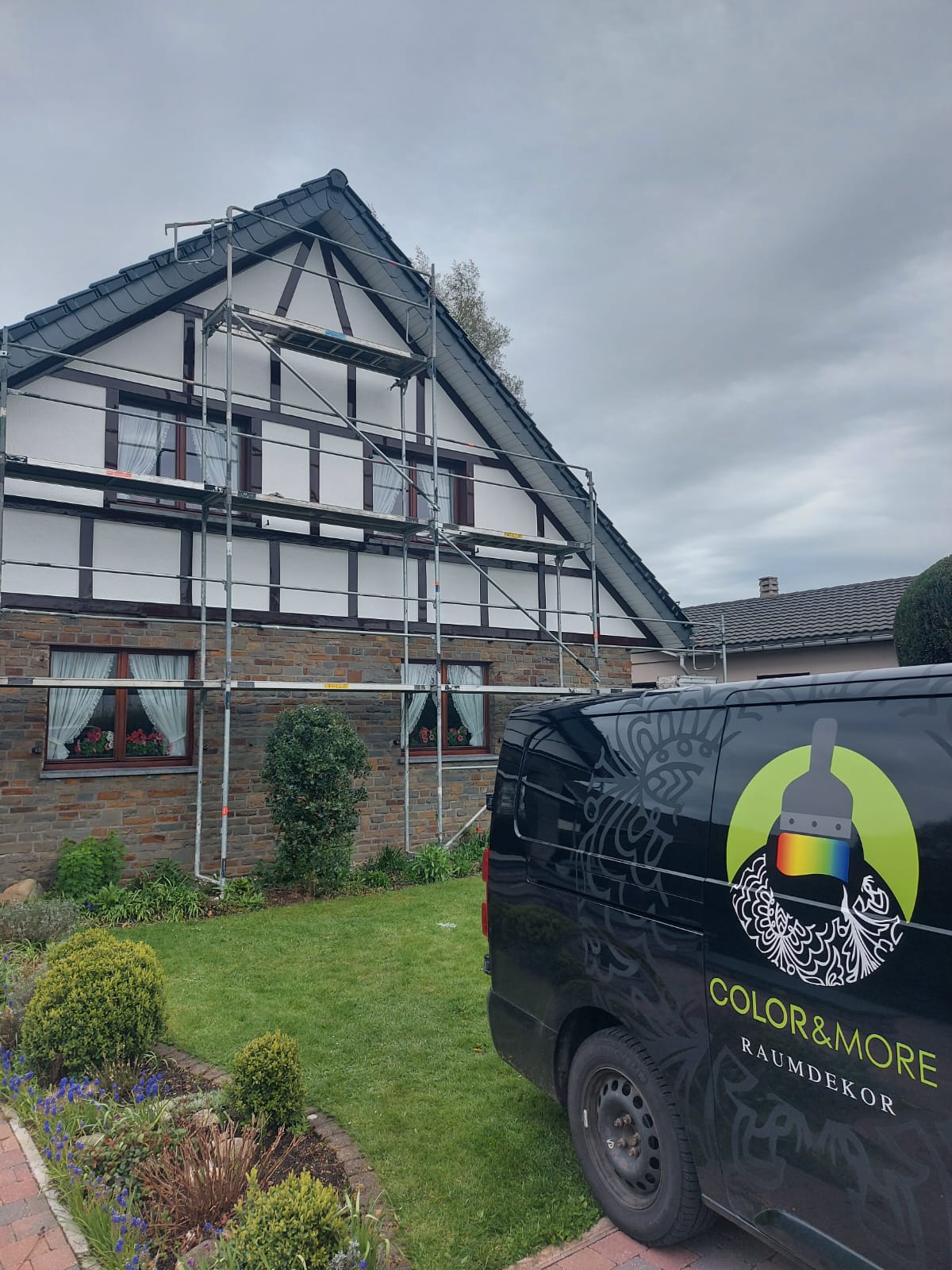 Nehmen Sie Kontakt zu Anstreicherbetrieb Xhayet John auf: Am liebsten per WhatsApp mit Fotos und kurzer Beschreibung Ihres Projekts. Alternativ auch per Telefon oder E-Mail. Malerarbeiten in St. Vith, Verviers, Lüttich und Nord-Luxemburg.